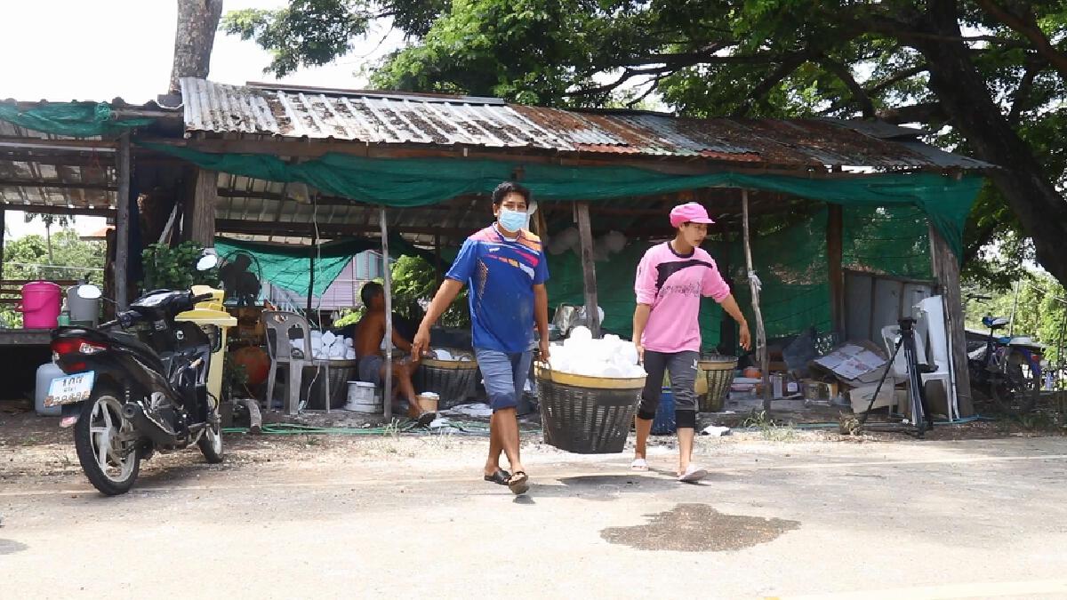 ชาวบ้านหนีน้ำท่วมย้ายผลิตออมสินบนถนน