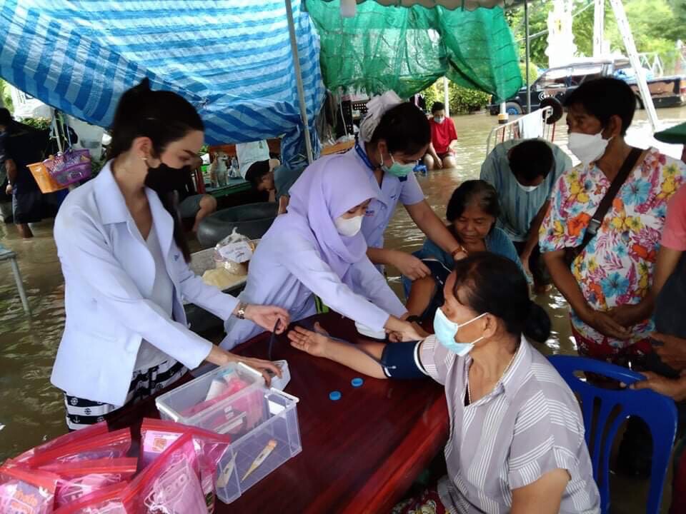 “ดร.ม่านฟ้า” นำทีมหมอเปลี่ยนชุดริมถนน ลุยน้ำท่วมตรวจโรคผู้สูงอายุ