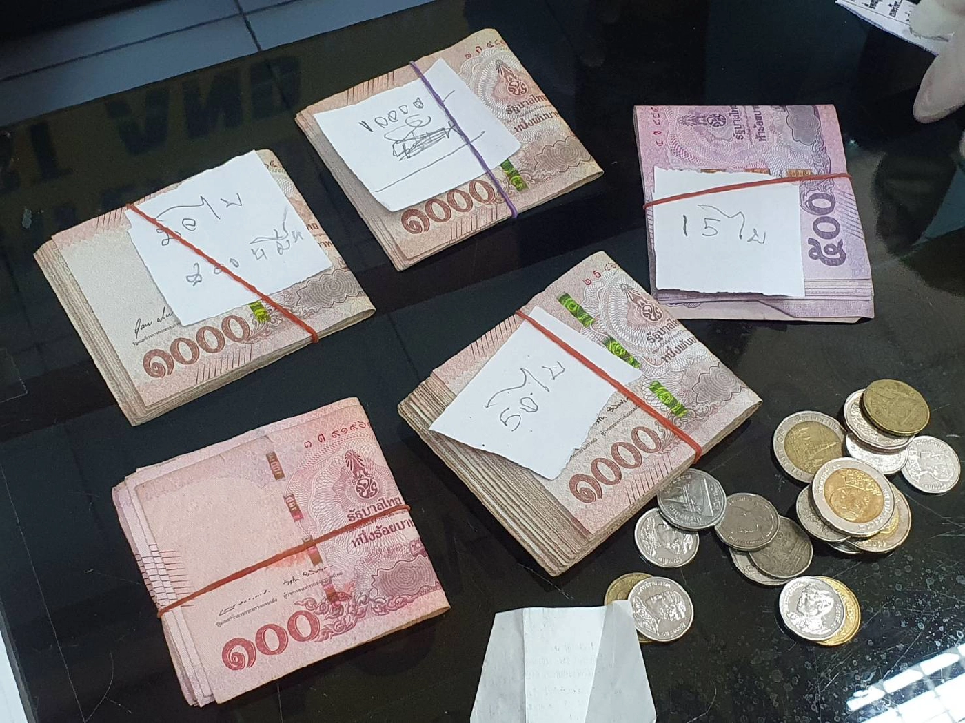 ยังมีคนดี สาวเก็บกระเป๋าเงินกว่า 8 หมื่นบาทคืนคุณยายทำหายไม่รู้ตัว