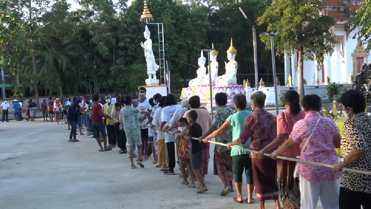 ประชาชนร่วมสืบสานประเพณีลากพระ-ตักบาตรเทโว