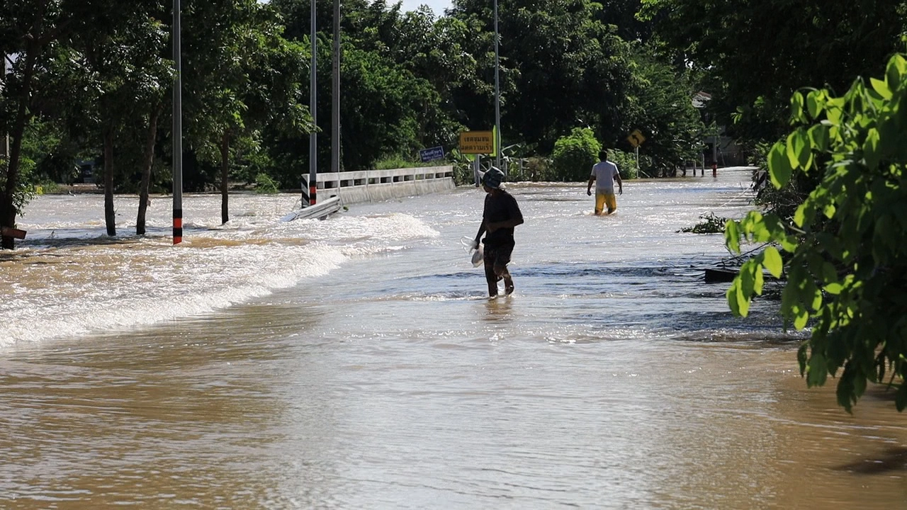 ชื่นชมผู้ว่าฯโคราช ช่วยเหลือผู้ประสบอุบัติเหตุระหว่างเดินทางช่วยน้ำท่วม