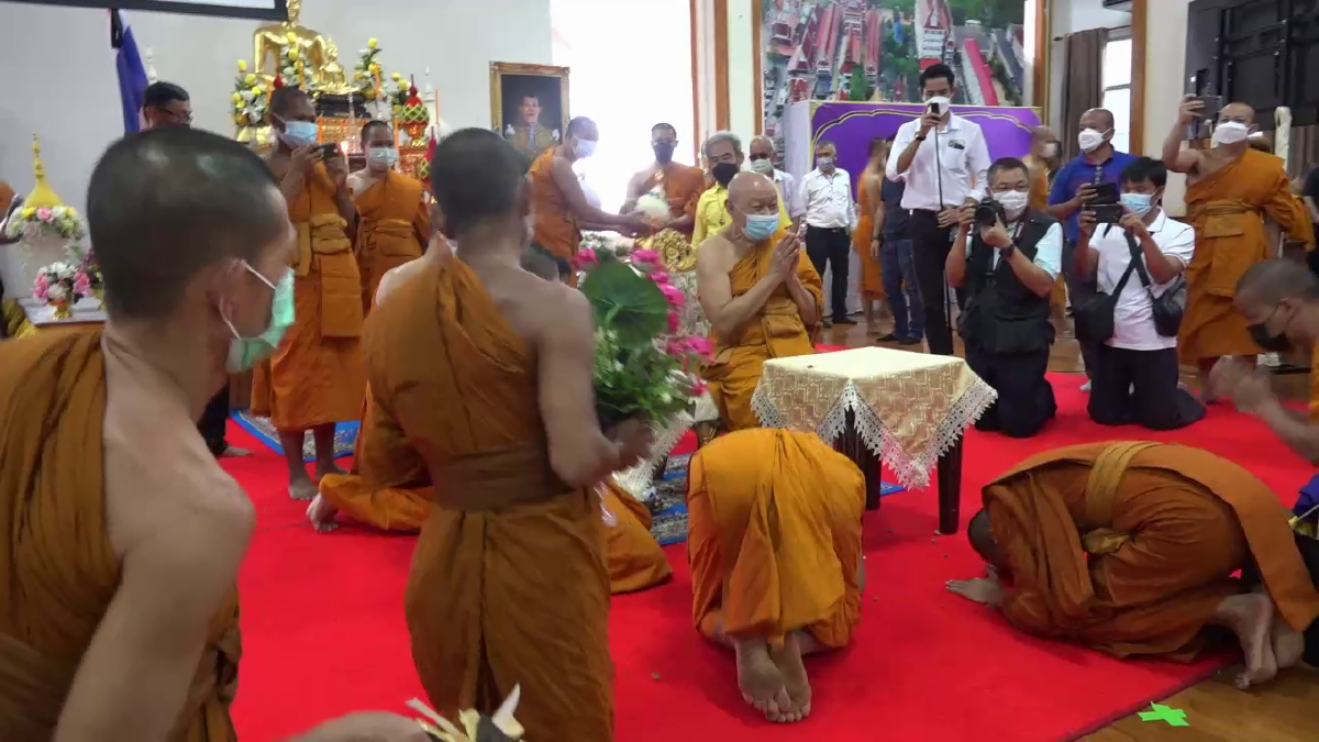 พุทธศาสนิกชนในจังหวัดปทุมธานีเข้าถวายให้กำลังใจ