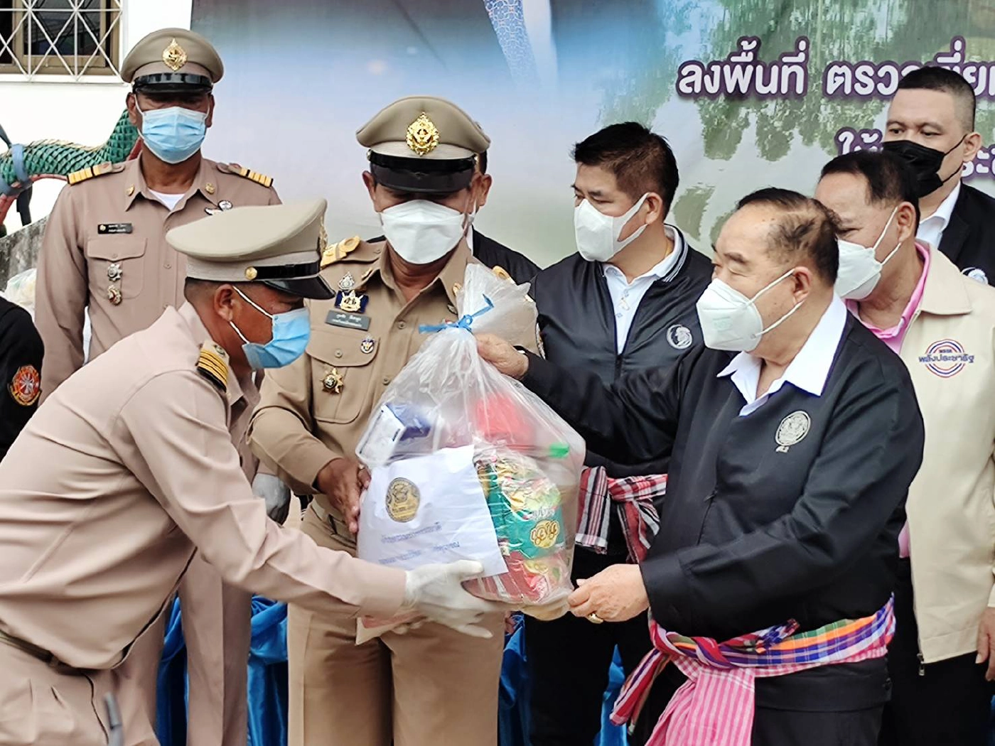 ลุงป้อม ห่วงประชาชน ลุยพื้นที่ตรวจน้ำท่วมจ.ขอนแก่น