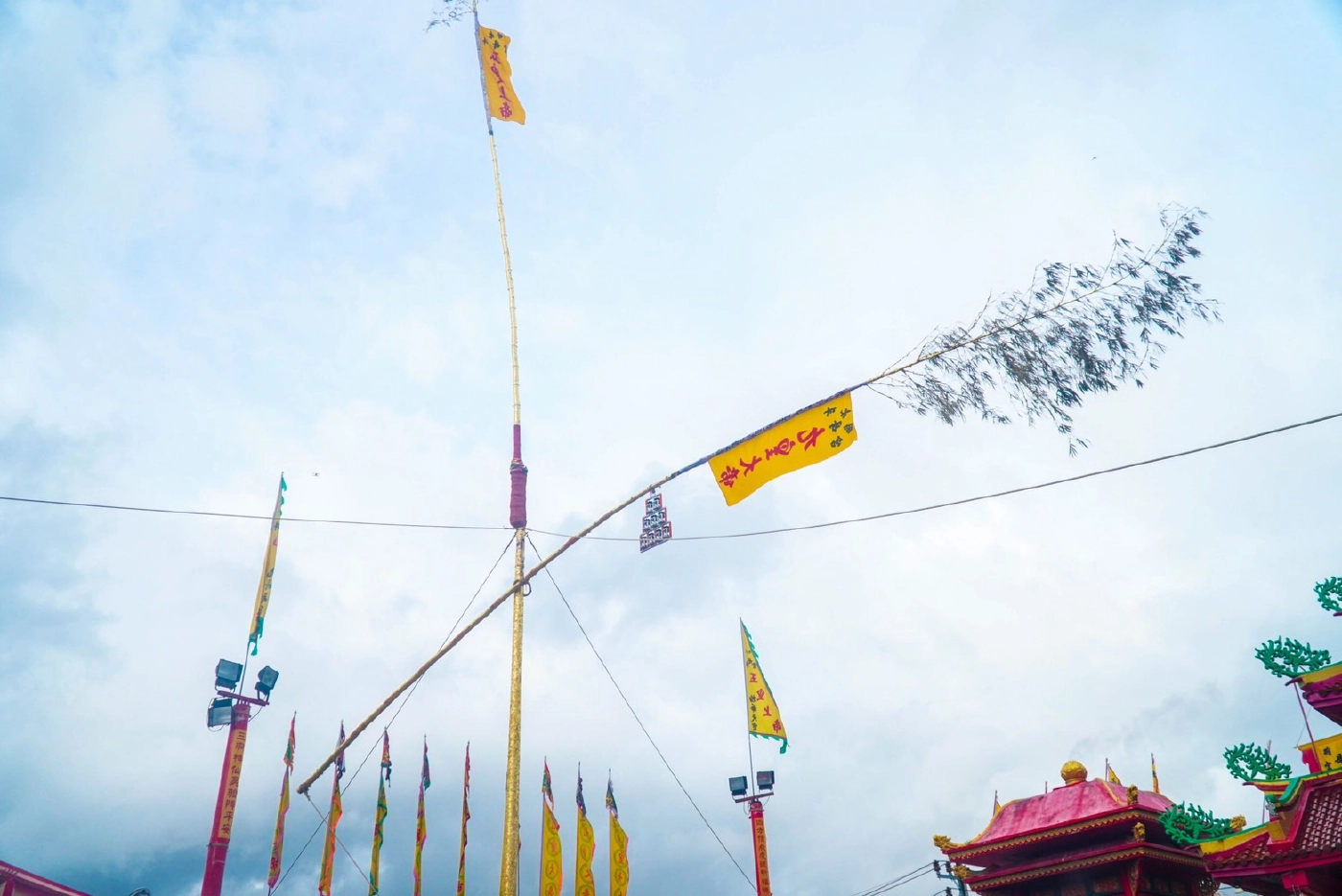 เริ่มแล้ว!! ภูเก็ตจัดพิธียกเสาโกเต้งและตะเกียงศักดิ์สิทธิ์ขึ้นสู่ยอดเสา