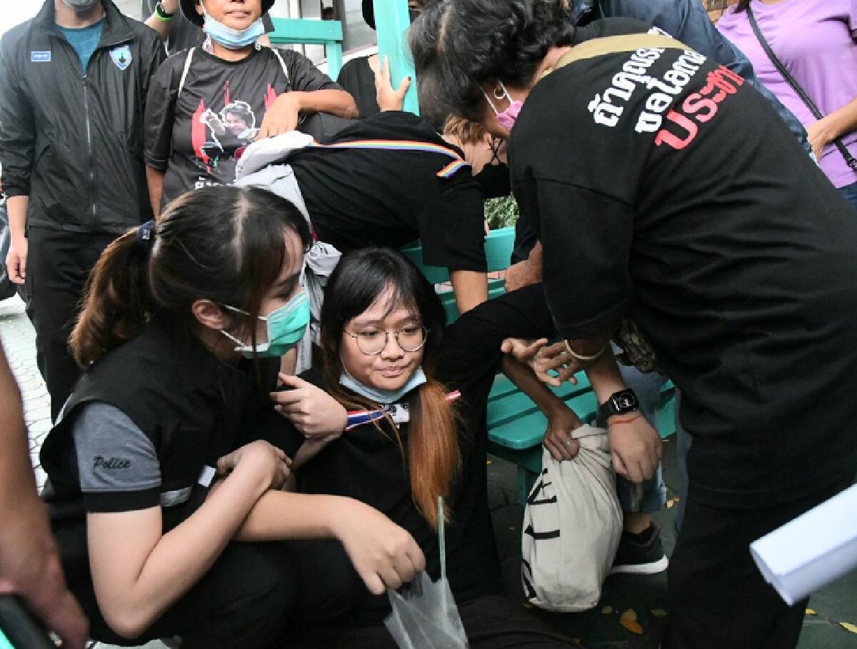 น.ส.เบนจา อะปัญ ผู้ต้องหาคดี ม.112