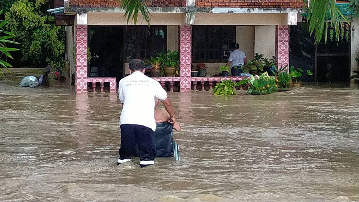 นครศรีฯ ฝนถล่มน้ำเอ่อล้น เร่งย้ายผู้ป่วยติดเตียง