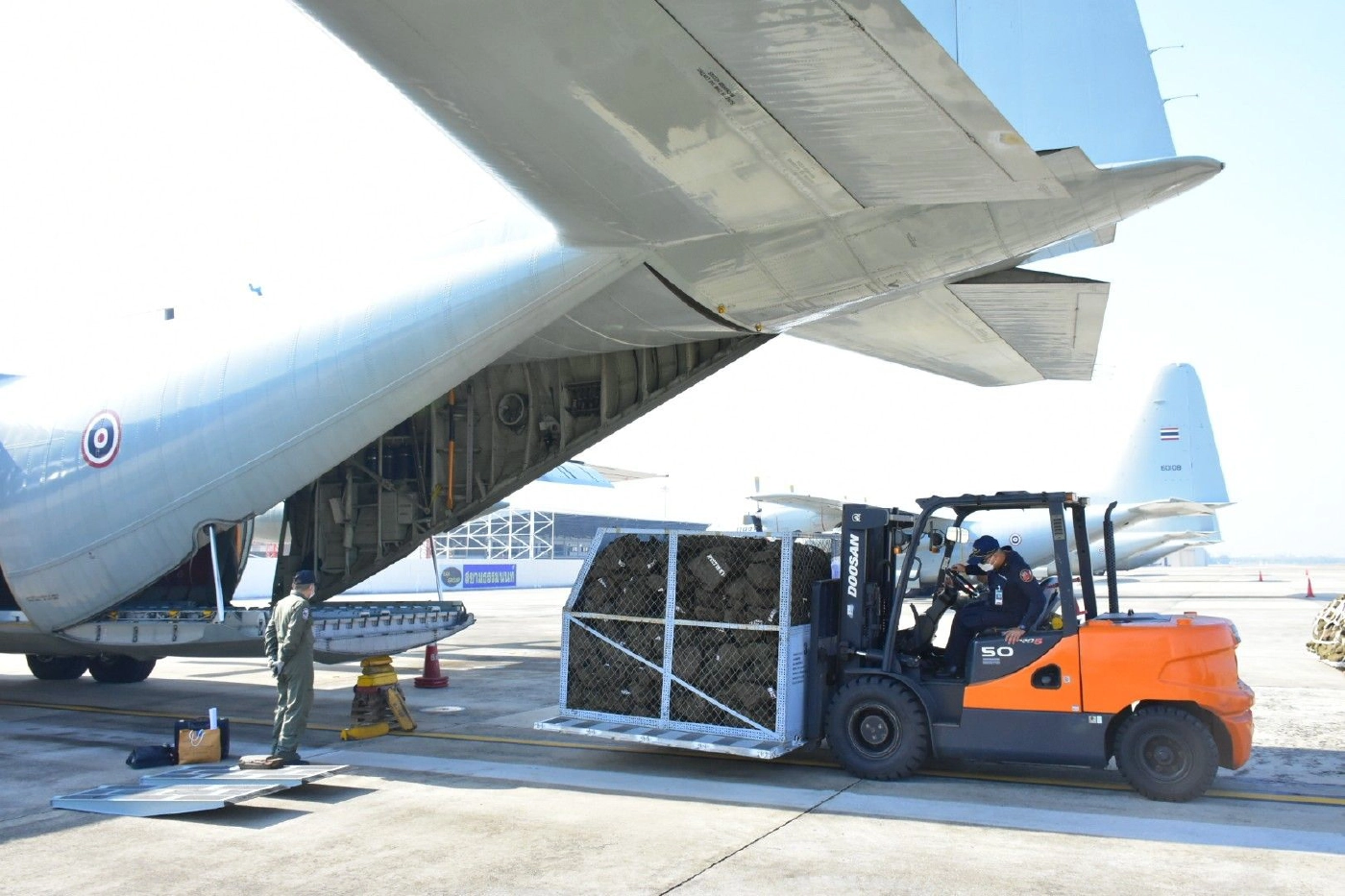 ทัพฟ้าลำเลียงถุงยังชีพพระราชทานช่วยโควิดปชช.พื้นที่ 3 จังหวัดชายแดนใต้