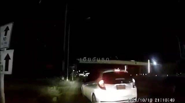 คลิปว่อนเน็ต หนุ่มหัวร้อนขับเก๋งปาดหน้าคู่กรณี ก่อนใช้ขวดปากระจกรถเจ็บ