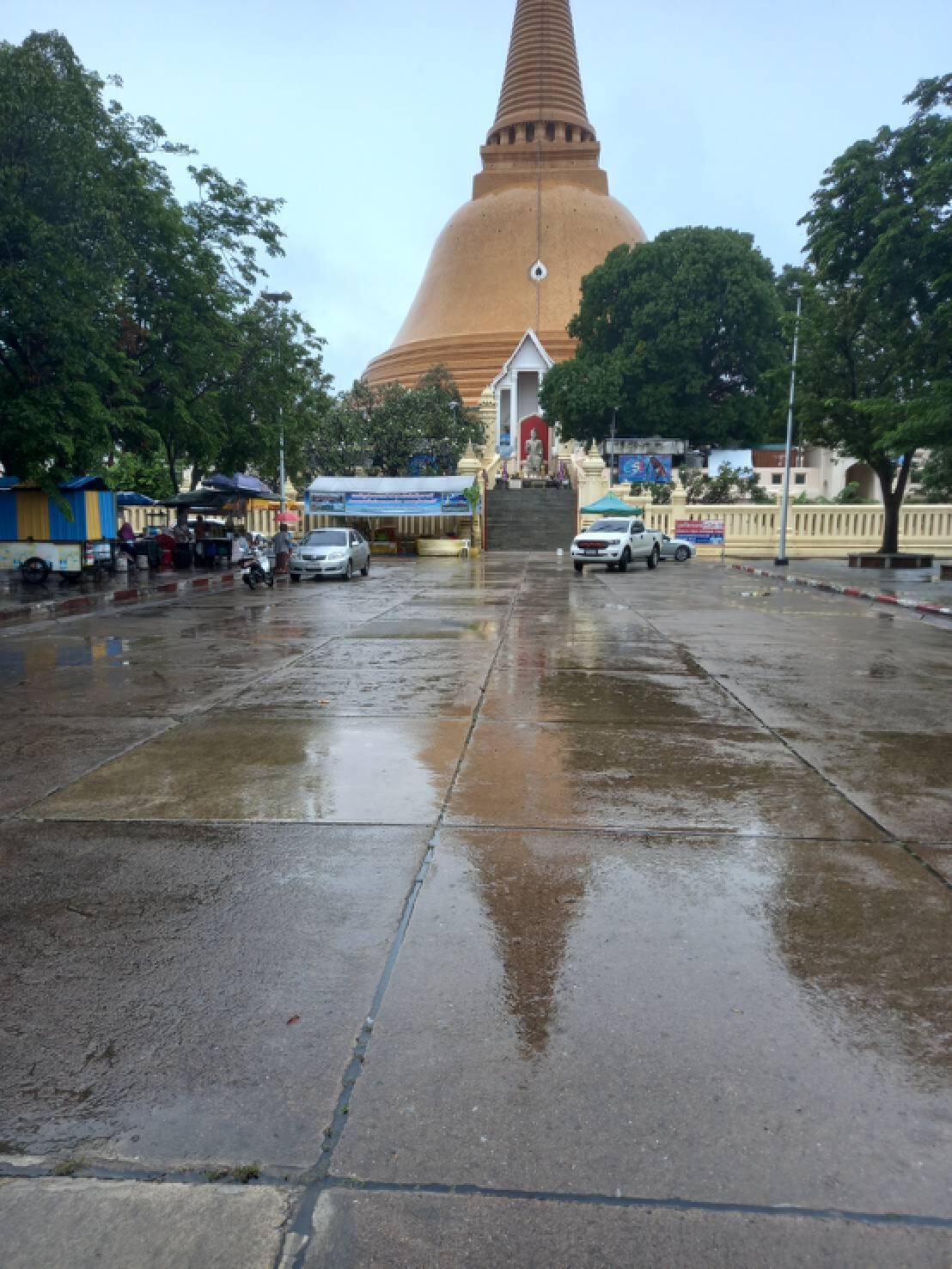 น้ำท่วมรอบองค์พระปฐม-เขตเทศบาลสูง 30 ซม. หลังฝนถล่มนาน 10 ชม.