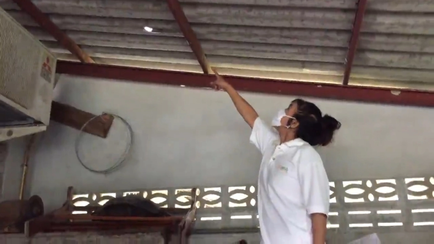 สาวใหญ่ผวา! ถูกมือดีปาก้อนหินใส่หลังคาบ้าน คาดเป็นคนใกล้ชิด