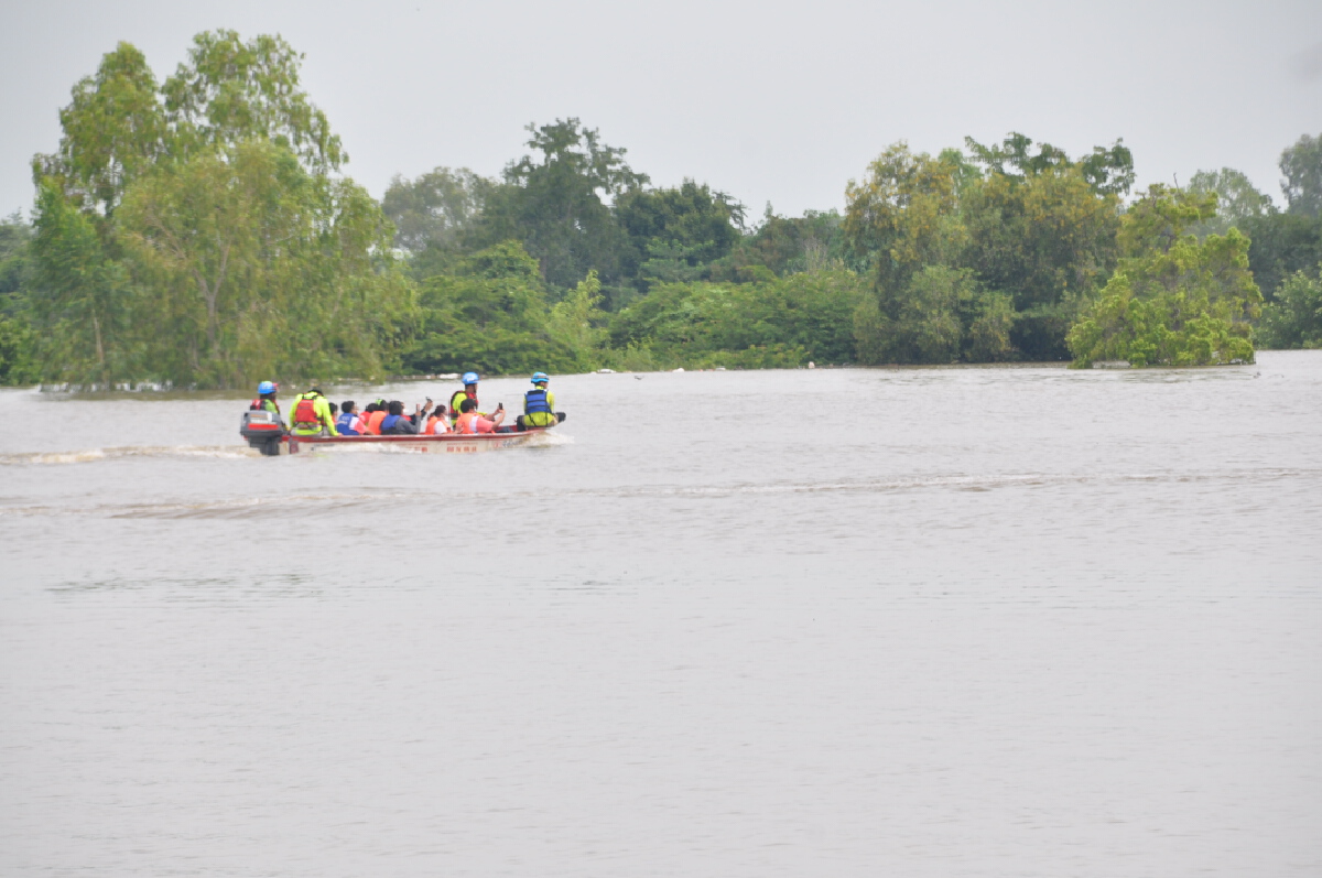 โกสุมพิสัยอ่วม น้ำท่วม10 ตำบลชาวบ้านใช้เรือสัญจร