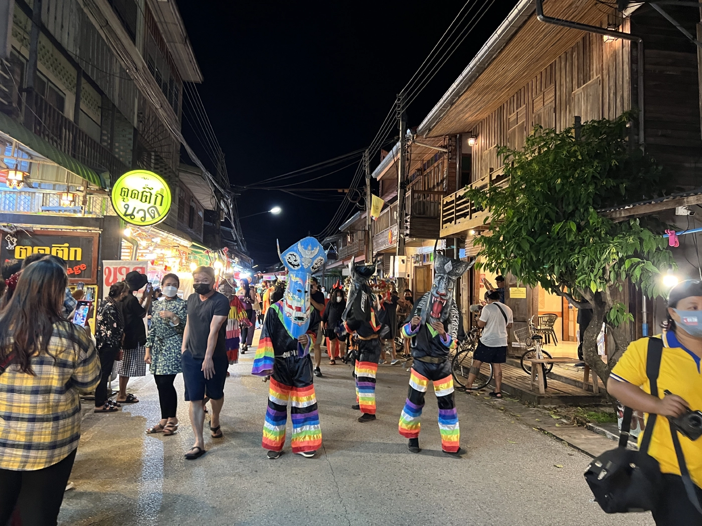 ถนนคนเดินเชียงคานยังคึกคักรับเปิดประเทศ
