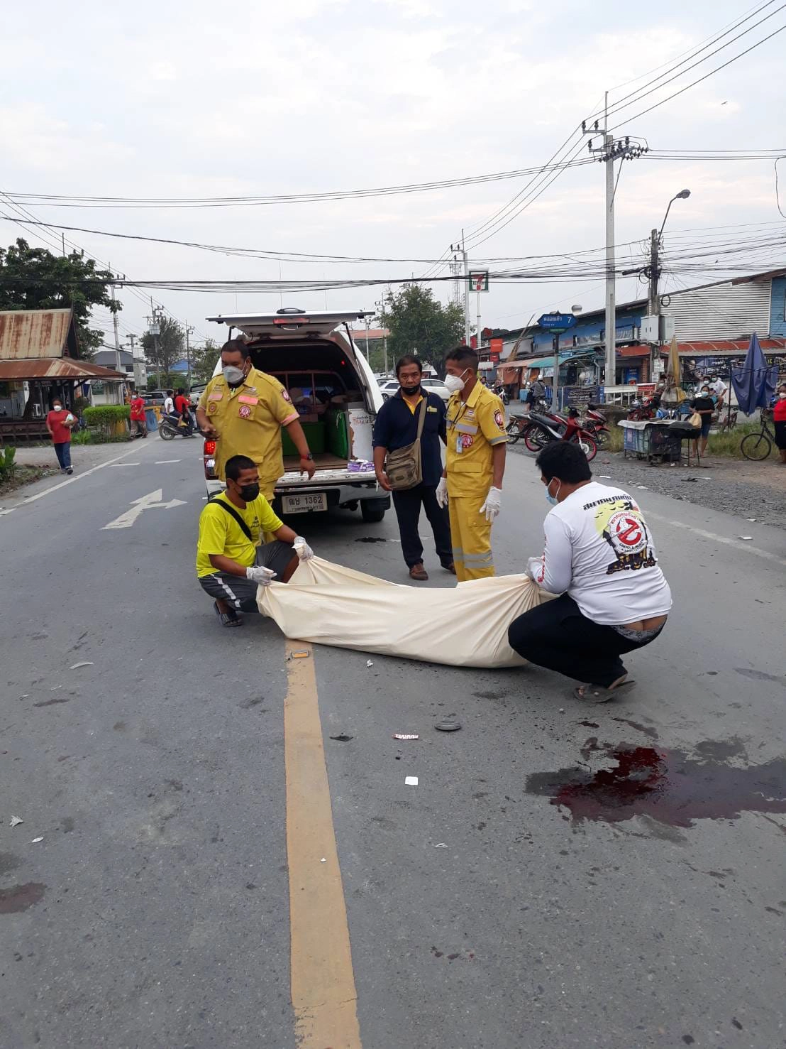 ภาพนาทีชีวิต จยย.ข้ามเลนถูกกระบะชนตาย 1 ศพ เจ็บ 3 ราย 