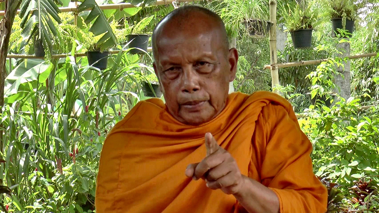 พระราชธรรมนิเทศ หรือ พระพยอม กัลยาโณ เจ้าอาวาสวัดสวนแก้ว 