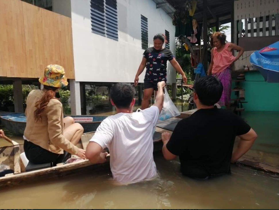 "เต้ มงคลกิตติ์" โชว์เหนือ "ธรรมนัส" ลุยน้ำลึกถึงคอแจกของน้ำท่วมอยุธยา
