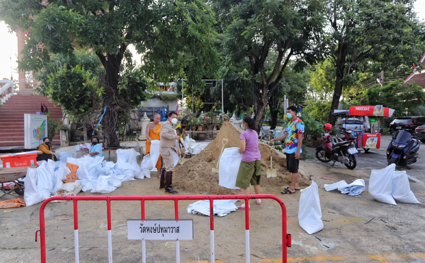 นอภ.เมืองปทุมธานี ลงพื้นที่ช่วยพระ ชาวบ้าน ทำคันกั้นน้ำ