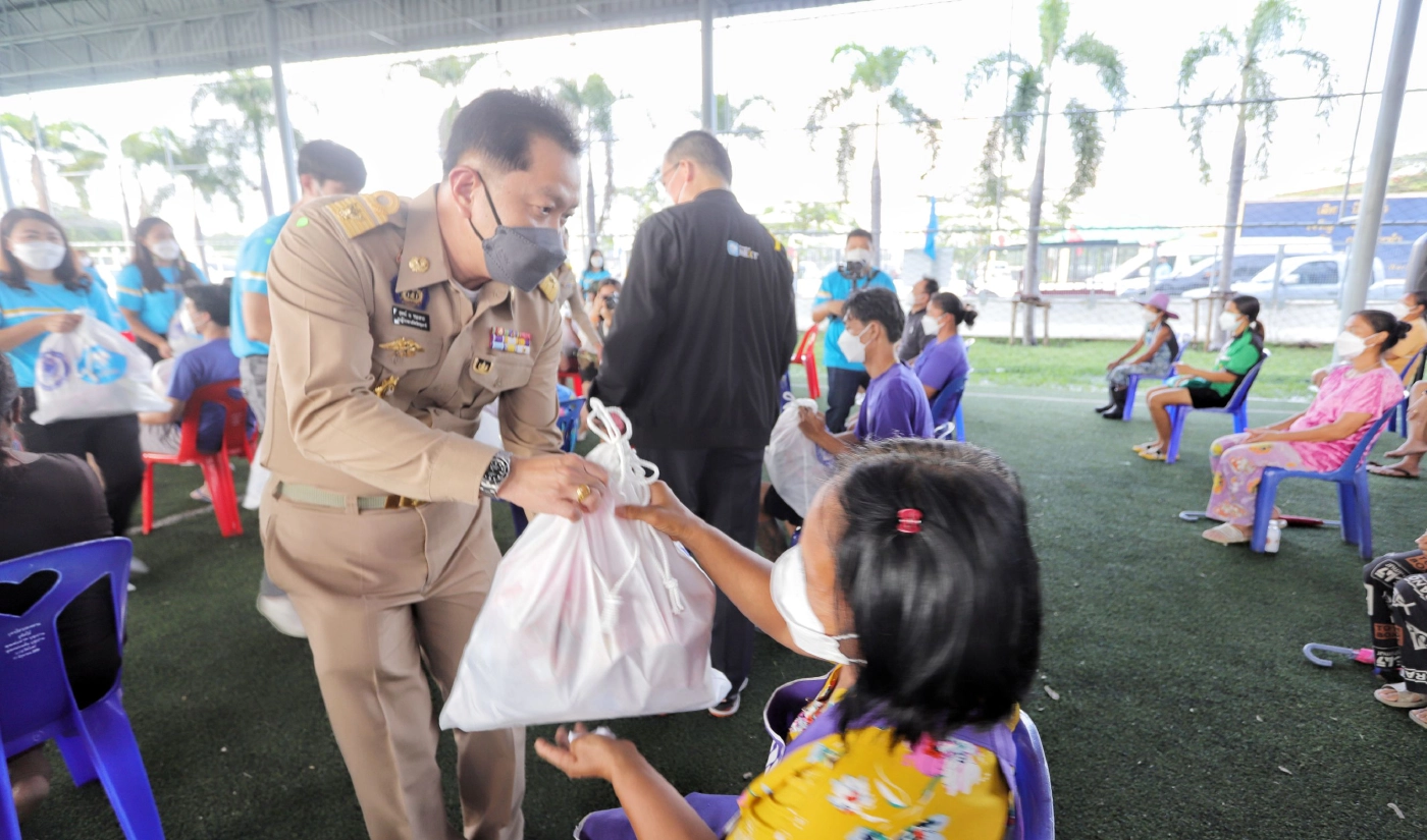 ปลัดกระทรวงการคลัง ลงพื้นที่มอบถุงยังชีพชุมชนริมน้ำ