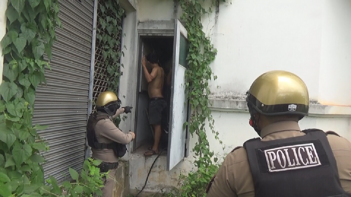 ตร.บุกรวบทันควันสองหนุ่มตีนแมวแอบตัดสายไฟในคอนโด