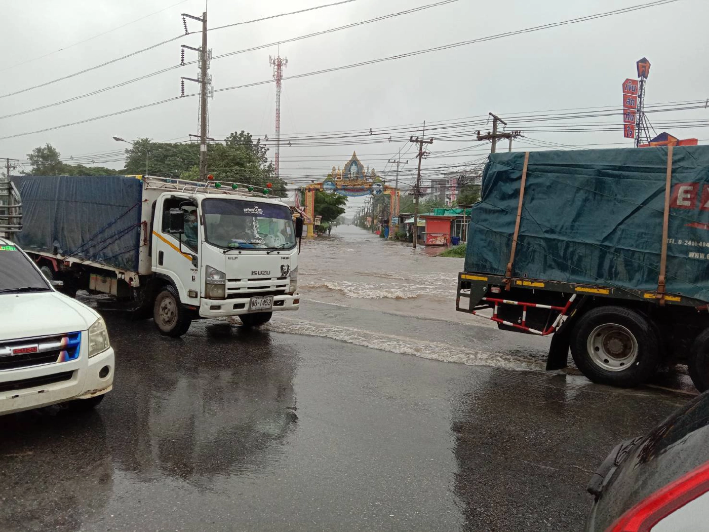 น้ำท่วมทางคู่ขนานถนนมิตรภาพรถติดยาววันที่ 2