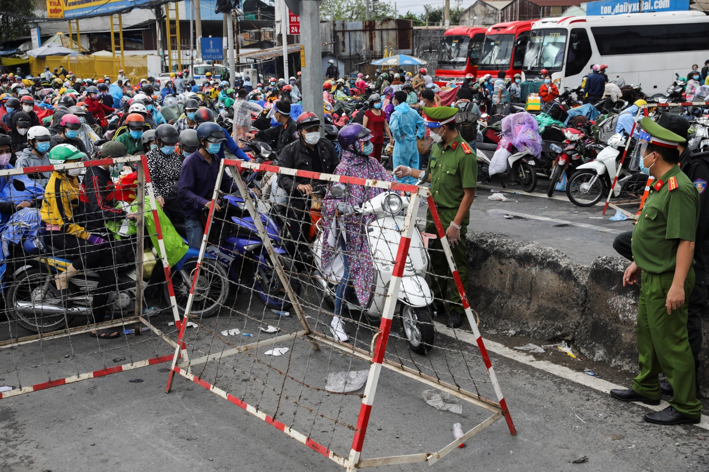 แรงงานเวียดนามฝ่าด่านตำรวจเพื่อกลับบ้าน