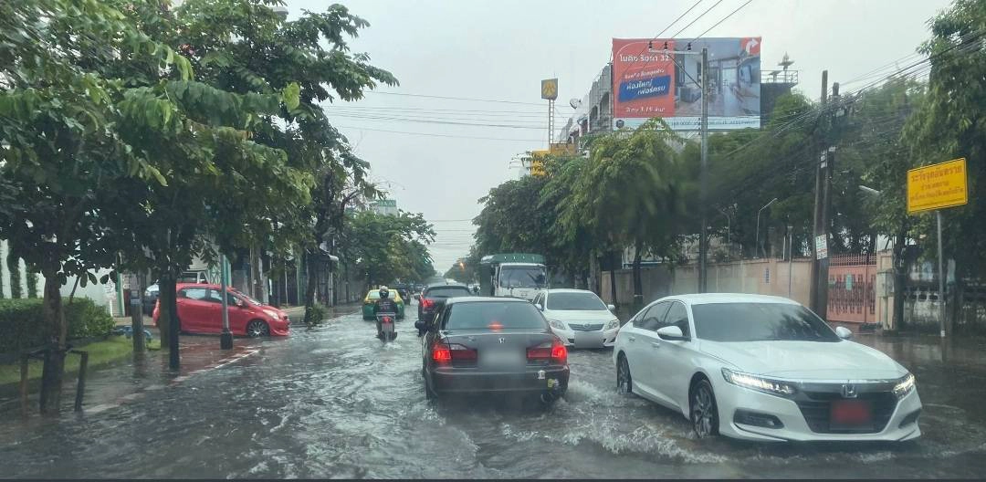 น้ำท่วม ถ.ลาดพร้าว-วังหิน ช่วงซอย 78-90 (ภาพ @durian2009) 