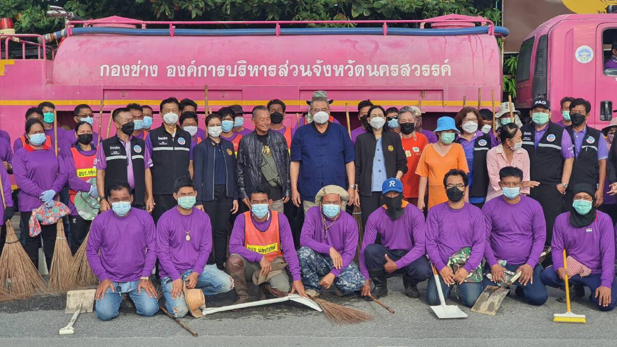 อบจ.นครสวรรค์ นำกำลังกองช่าง ฝ่ายบรรเทาฯ พร้อมรถน้ำ ลุย Big Cleaning Day