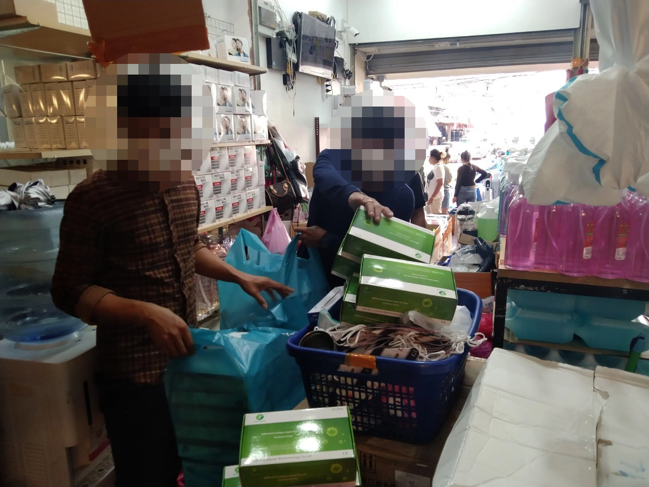 ตำรวจจับมือ อย. ค้นสำเพ็งแอบขาย ATK เถื่อนกว่า 5 พันชุด