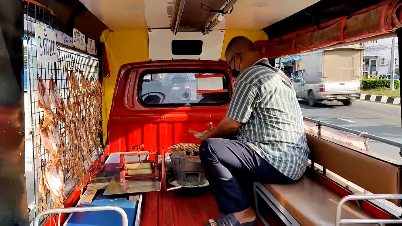 ตุ๊กตุ๊กหาดใหญ่เร่ขาย ‘หมึกย่าง‘ รับ 1.2 หมื่น/เดือน