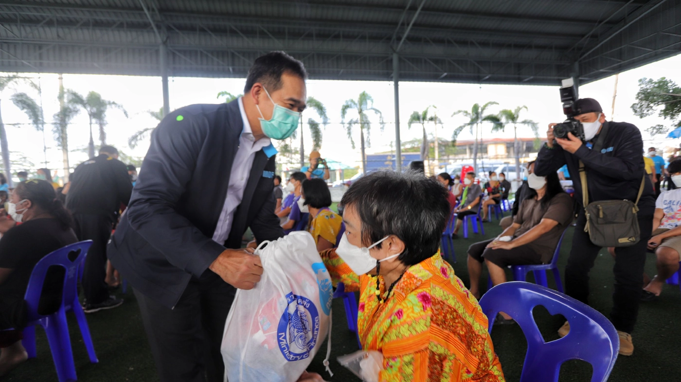 ปลัดกระทรวงการคลัง ลงพื้นที่มอบถุงยังชีพชุมชนริมน้ำ