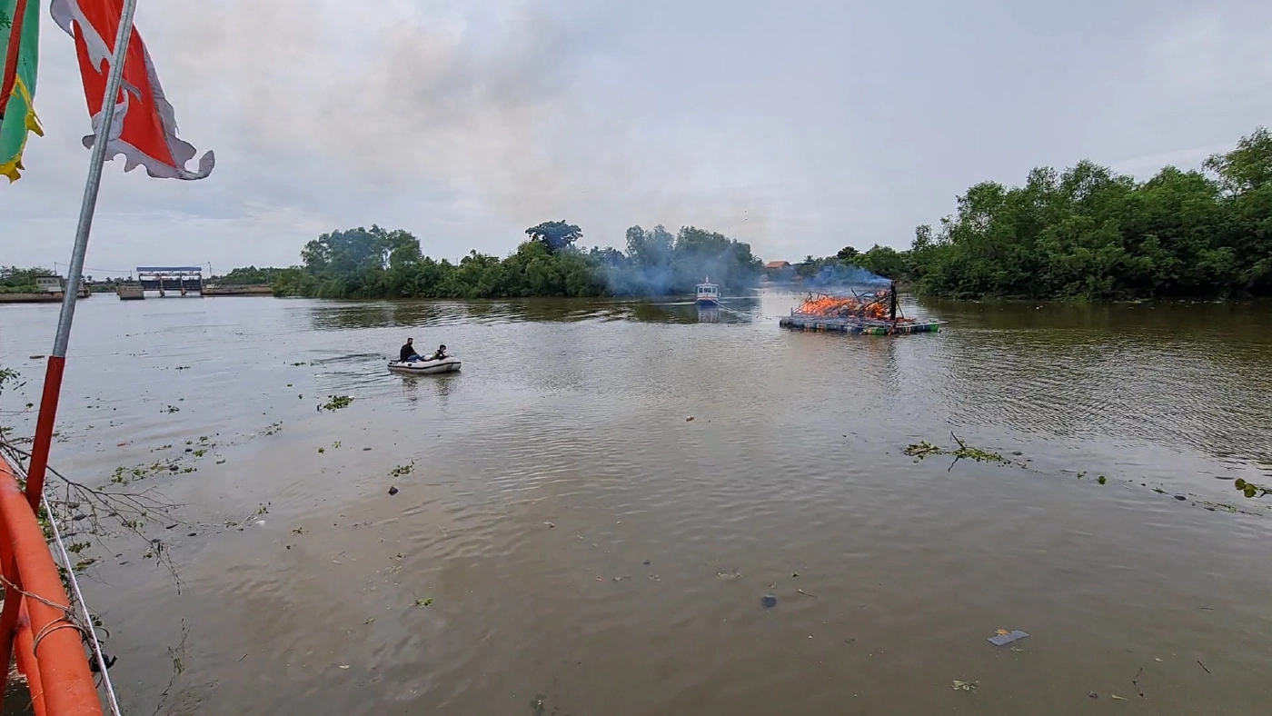 เผาเรือสำเภาพร้อมเครื่องบูชาส่งเทพเจ้าปรับเวลาหลบเคอร์ฟิว