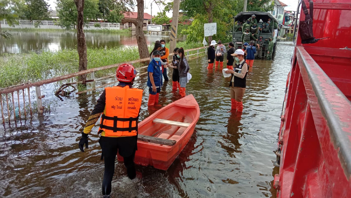 เนสกาแฟ ศรีนครและอาม ชุติมา ลุยน้ำแจกถุงยังชีพชาวโนนสูง