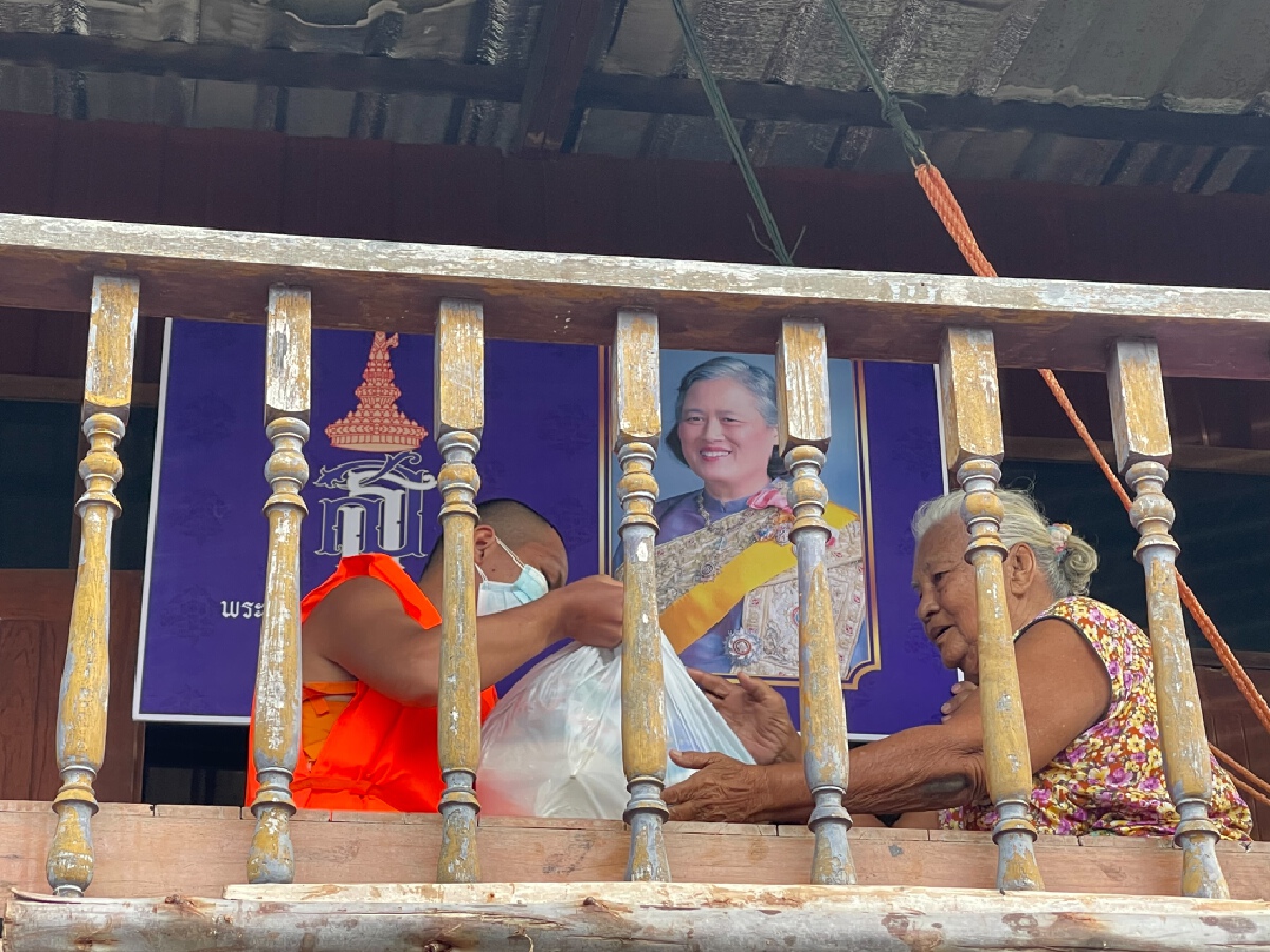 คณะสงฆ์นำของพระราชทานช่วยเหลือน้ำท่วมพิษณุโลก