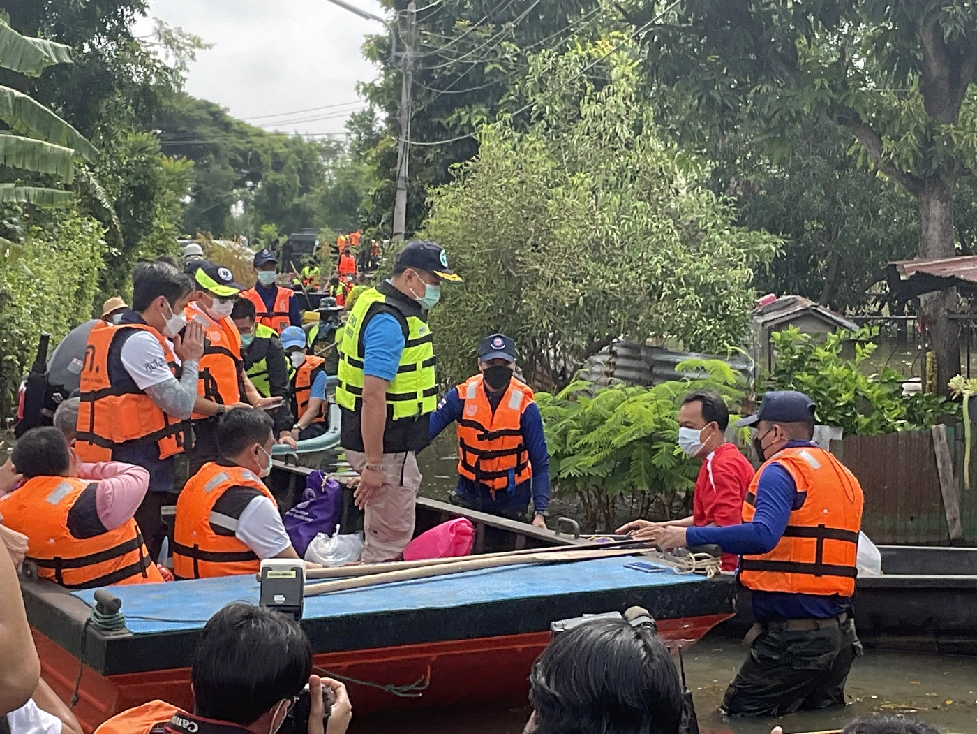 อนุทิน นำคณะลงพื้นที่มอบถุงยังชีพแก่ประชาชนผู้ได้รับผลกระทบ