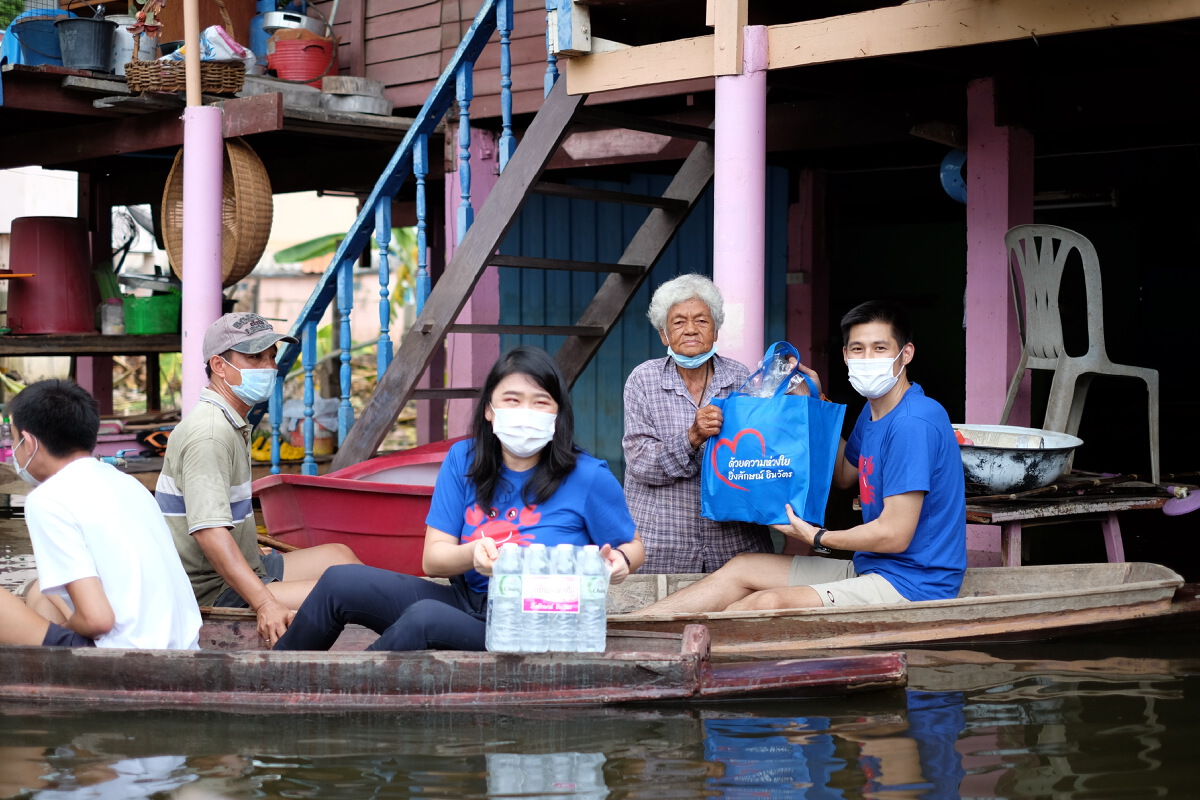 "ยิ่งลักษณ์" ส่งทีมงานมอบถุงน้ำใจให้ผู้ประสบภัยน้ำท่วมที่สิงห์บุรี