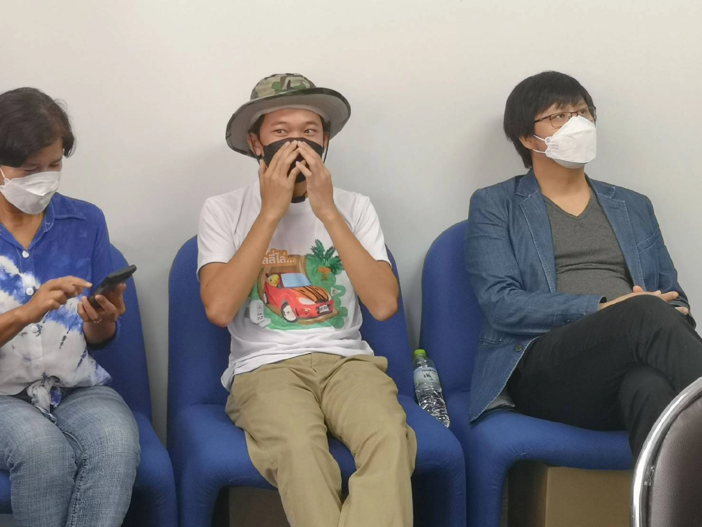 "ป้าเป้า" นำทีมต้านลุงตู่พบตำรวจ ตามหมายเรียกฝ่าฝืนพ.ร.ก.ฉุกเฉิน