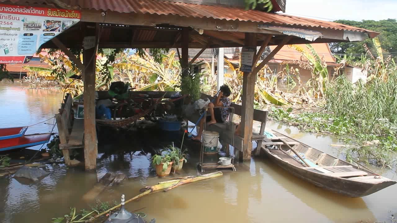 ชาวบ้านเจ้าเจ็ด อ.เสนา น้ำท่วมหนัก วอนขอเรือและถุงยังชีพ