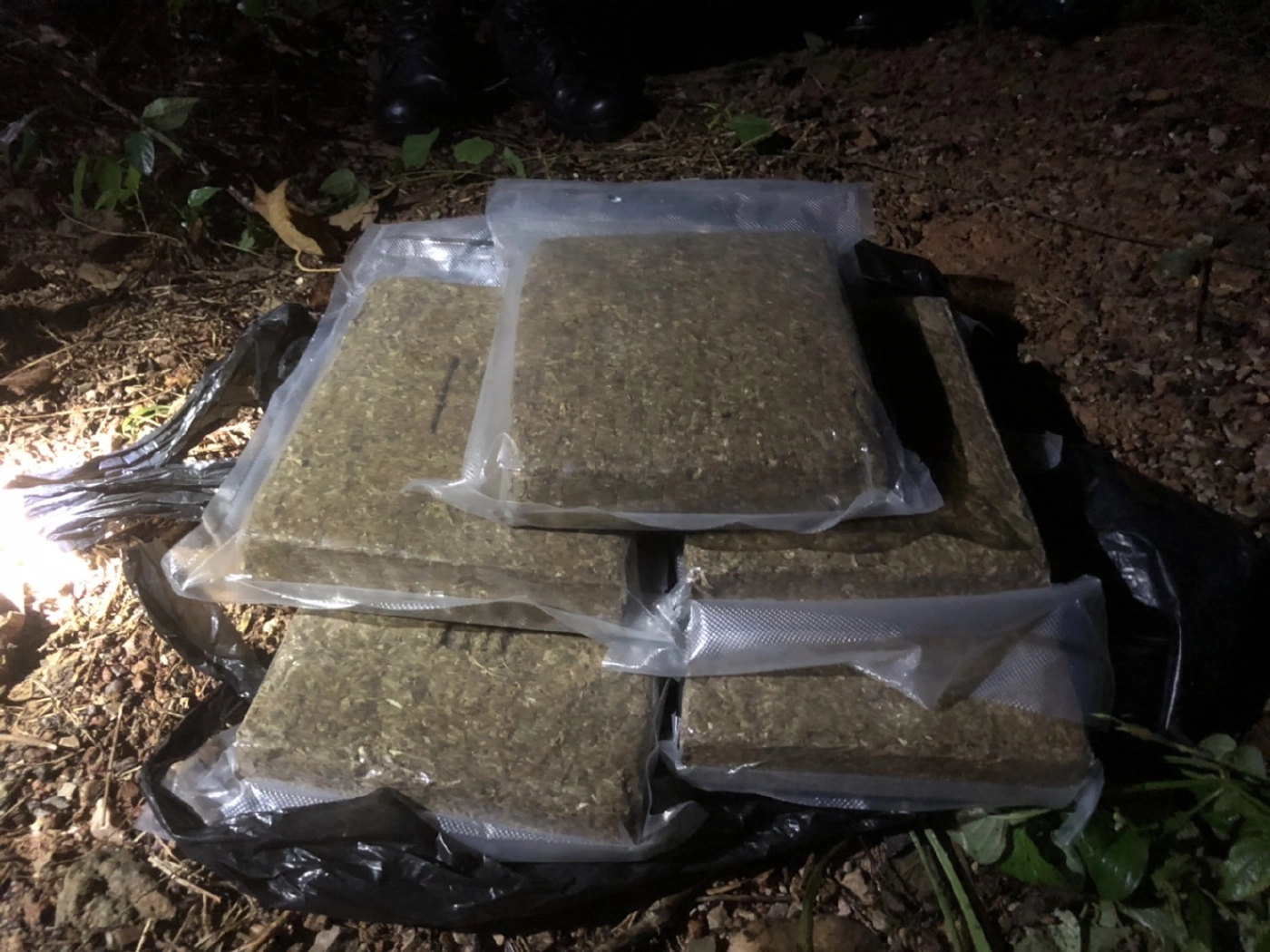 ยึดกัญชาอัดแท่งซุกป่าริมรั้วชายแดนไทย-มาเลย์