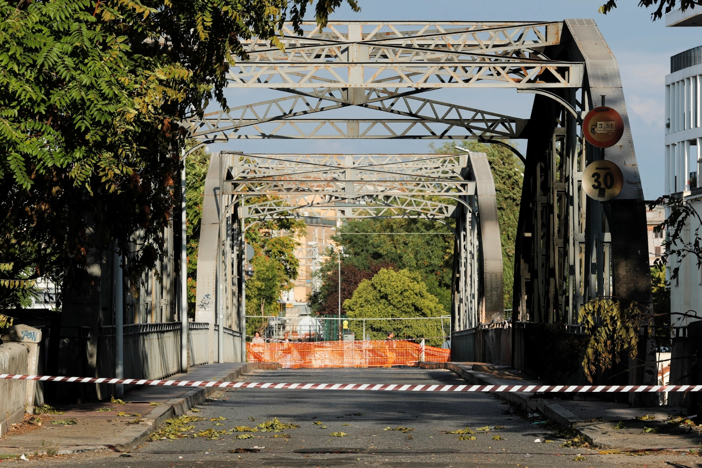 ไฟไหม้สะพานเก่าแก่ชื่อดังของกรุงโรม