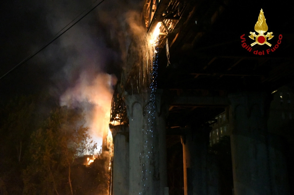 ไฟไหม้สะพานเก่าแก่ชื่อดังของกรุงโรม