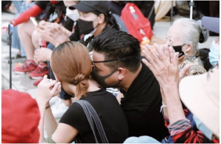 ไฮโซลูกนัทเปิดตัวแฟนสาวกลางม็อบ