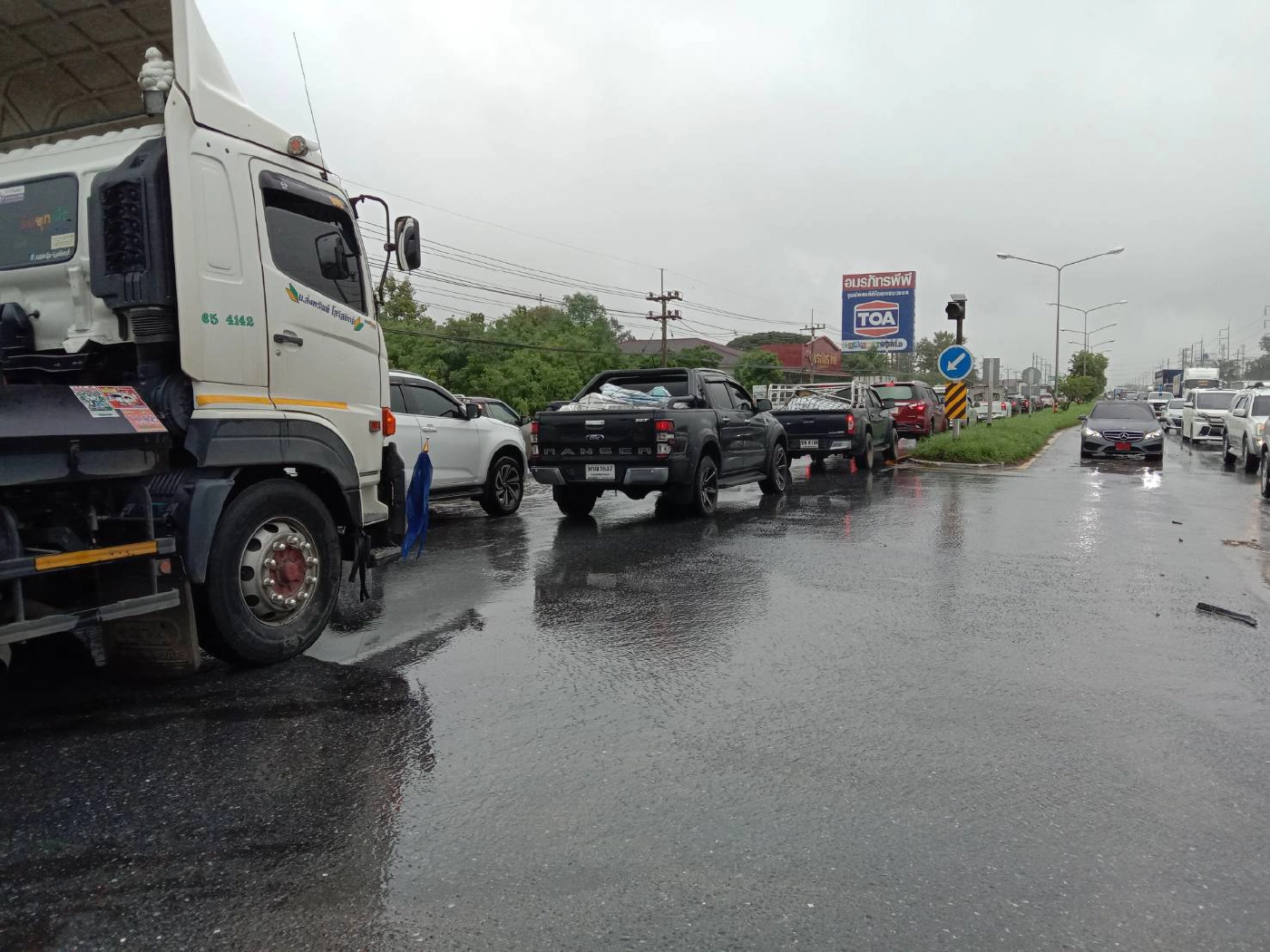 น้ำท่วมทางคู่ขนานถนนมิตรภาพรถติดยาววันที่ 2