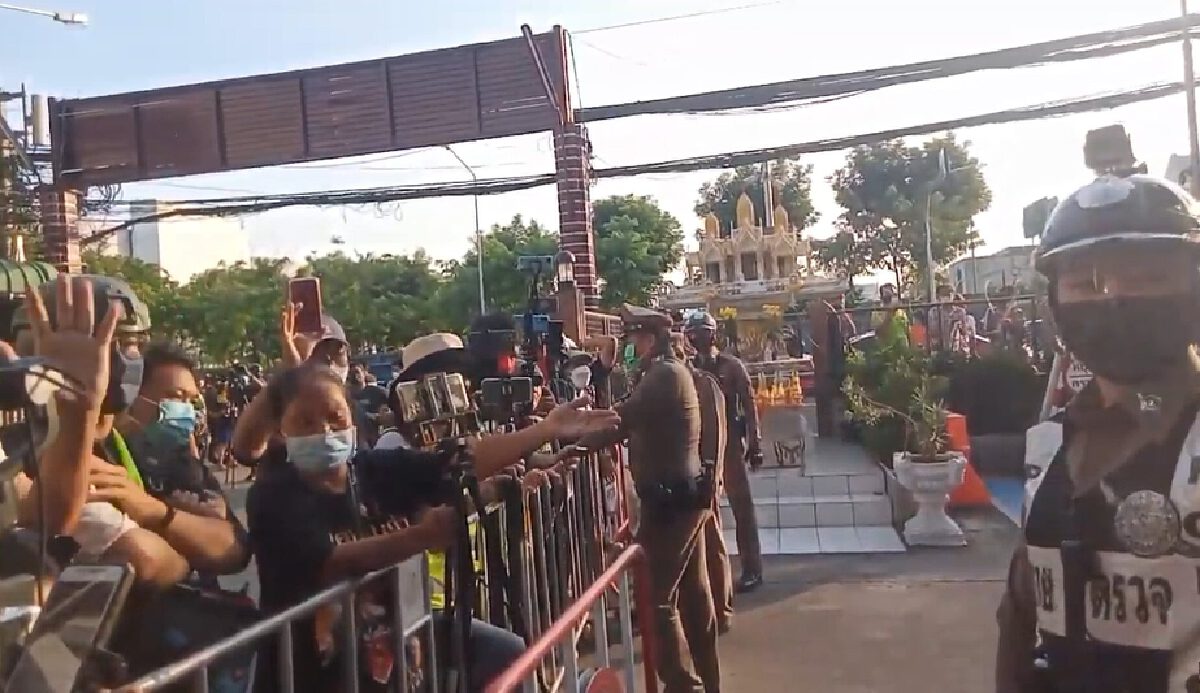 สน.ดินแดง ป่วน ม็อบรวมตัวไว้อาลัยโจ๋ 15 ที่ถูกยิงเสียชีวิต