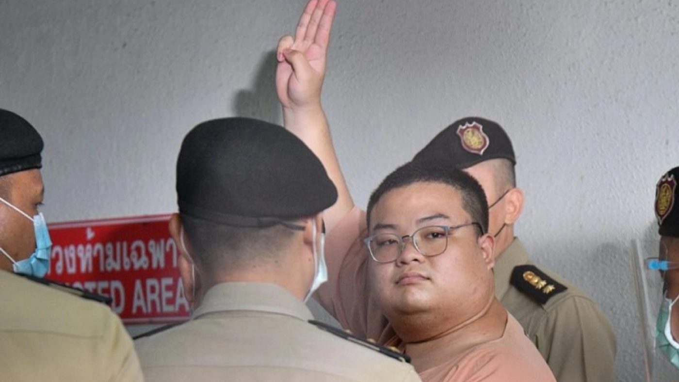 นายพริษฐ์ ชิวารักษ์ หรือ “เพนกวิน” 