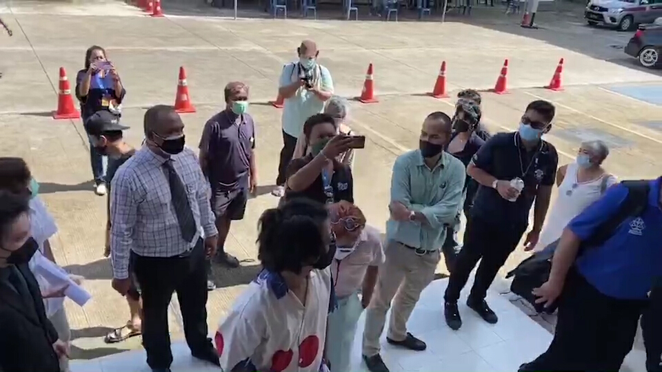 ตำรวจ 100 นายคุมเข้ม 9 แกนนำคาร์ม็อบหาดใหญ่เข้ารับทราบข้อกล่าวหา