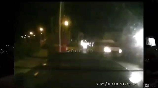 คลิปว่อนเน็ต หนุ่มหัวร้อนขับเก๋งปาดหน้าคู่กรณี ก่อนใช้ขวดปากระจกรถเจ็บ