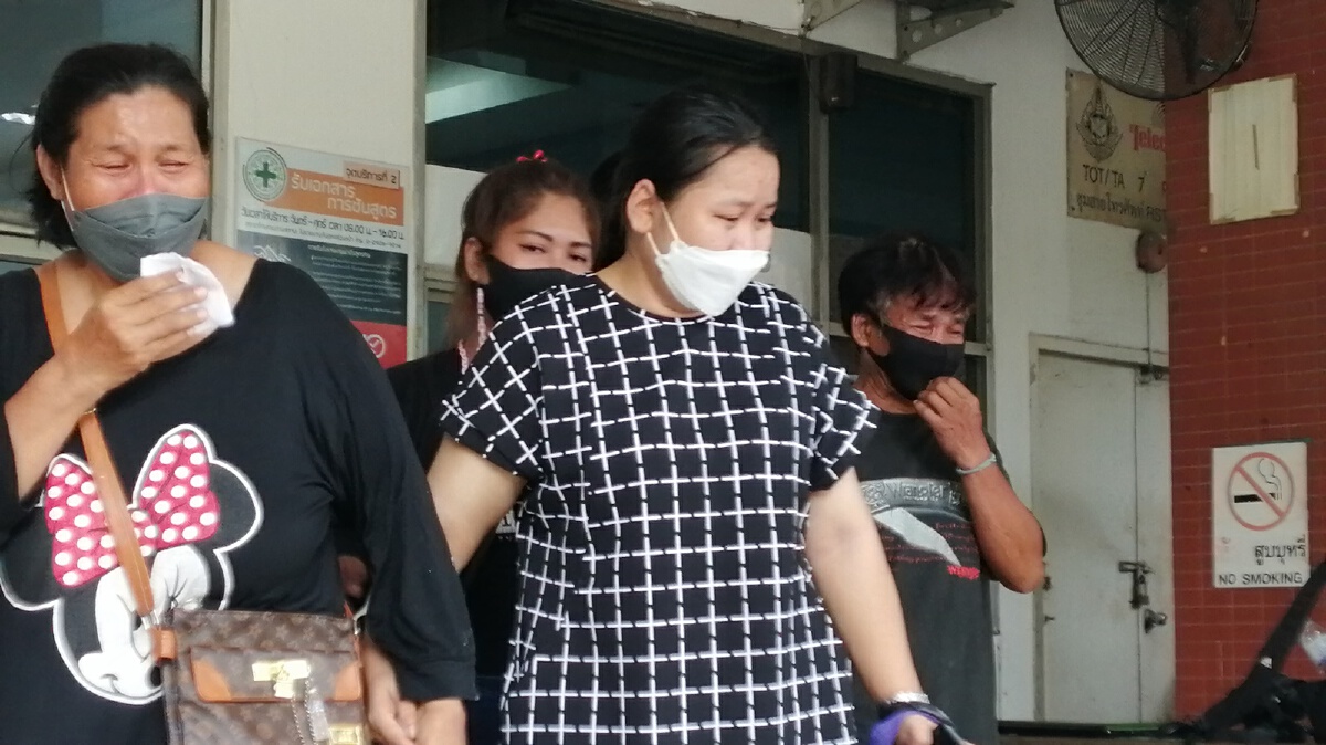 พ่อแม่ร่ำไห้รับศพลูกชายถูกพ่อตามือมีดฟันเสียชีวิตไปบำเพ็ญกุศล