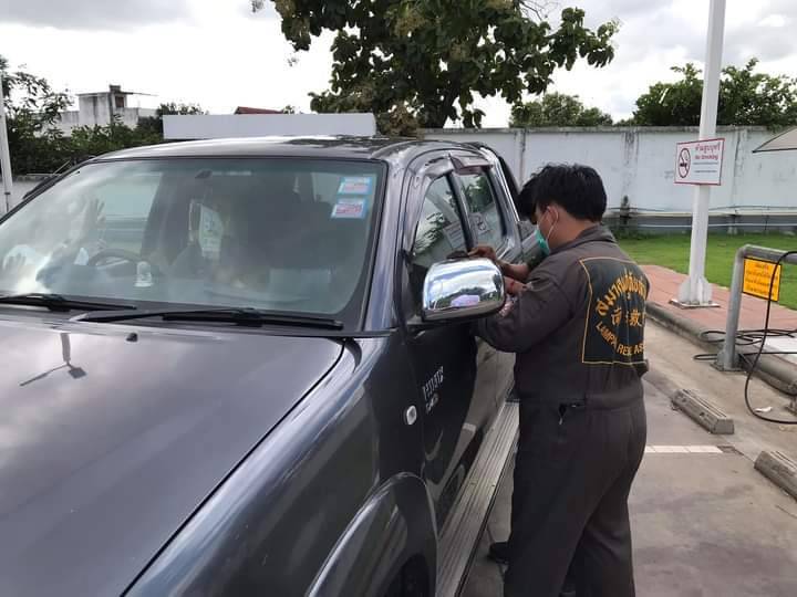 ตาวิ่งโร่แจ้งตำรวจประตูรถล็อคขังหลานสาวไว้ในรถ