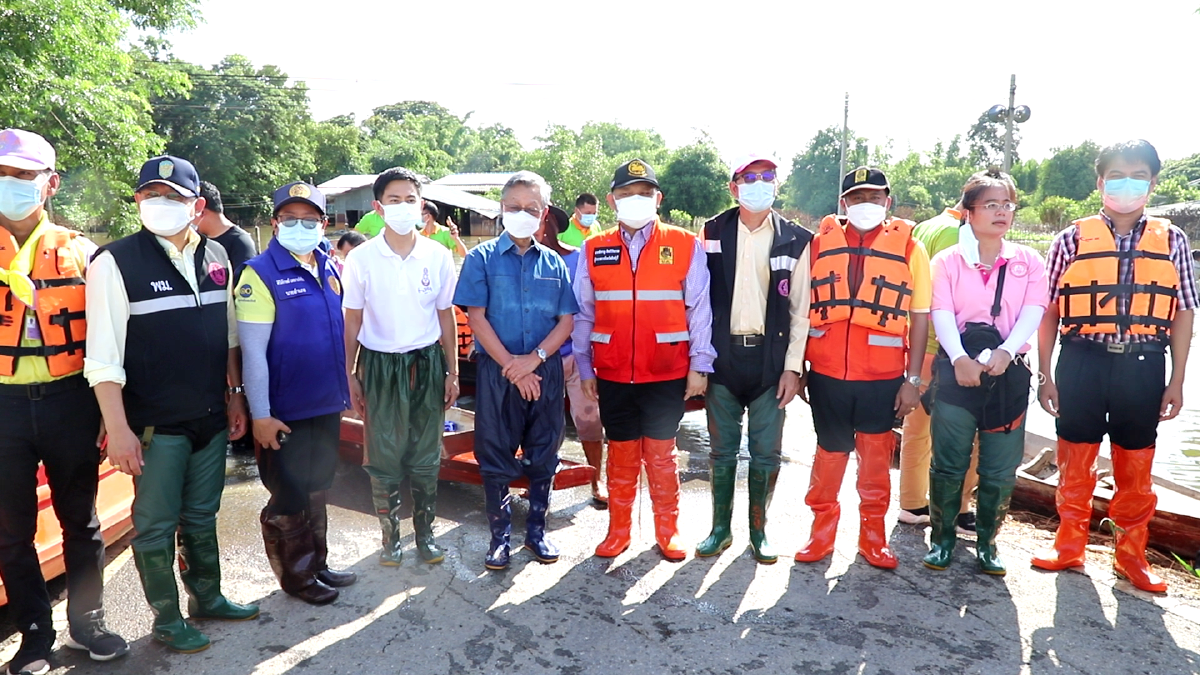 นายชวน หลีกภัย ประธานสภาผู้แทนราษฎรลงพื้นที่เยี่ยมผู้ประสบอุทกภัย