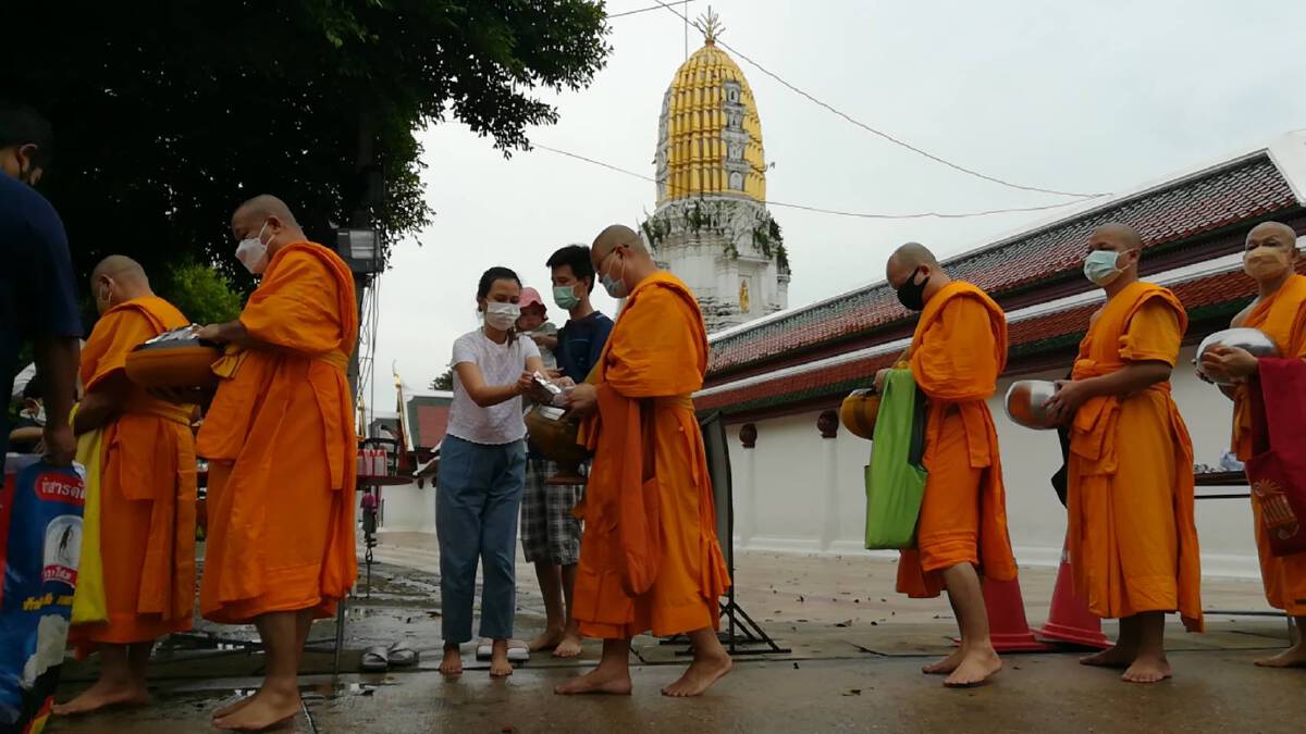 พุทธศาสนิกชนร่วมตักบาตรเทโวโรหณะคึกคัก