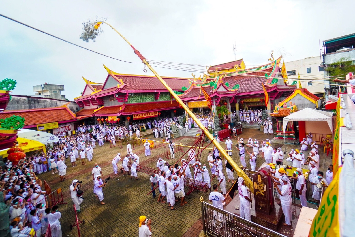 เริ่มแล้ว!! ภูเก็ตจัดพิธียกเสาโกเต้งและตะเกียงศักดิ์สิทธิ์ขึ้นสู่ยอดเสา